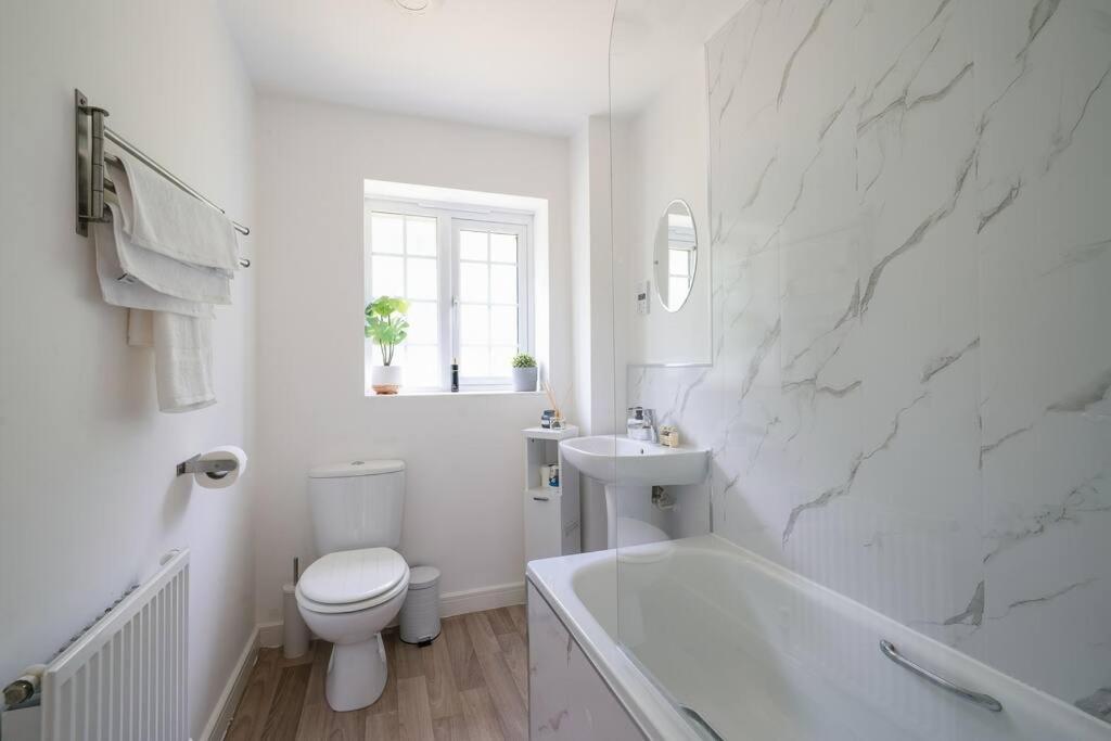 Stylish 2-Bed Home - For Company Contractor And Leisure Stays - Nec, Airport, Hs2, Contractors, Resort World Бирмингем Экстерьер фото